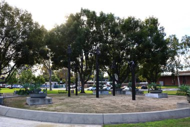 Santa Fe Springs, Kaliforniya - 22 Kasım 2025: Uçan Rüyalar Meydanı 'ndaki Dennis Smith heykellerinin ayrıntıları, Pioneer Bulvarı ve Telegraph Yolu' nun güneybatı köşesi.