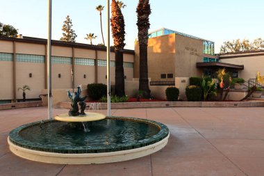 Pico Rivera, California - 6 Aralık 2025: Pico Rivera Belediye Binası dışında Armando Baeza 'nın 