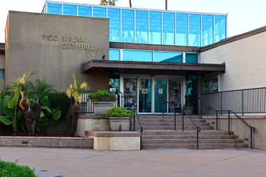 Pico Rivera, California - 6 Aralık 2025: Pico Rivera Belediye Binası 6615 Passons Bulvarı, belediye binası