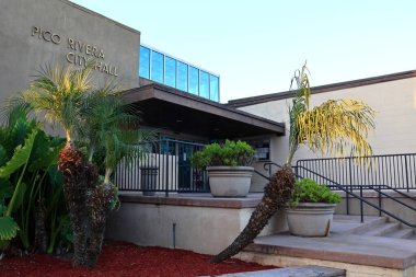 Pico Rivera, California - 6 Aralık 2025: Pico Rivera Belediye Binası 6615 Passons Bulvarı, belediye binası