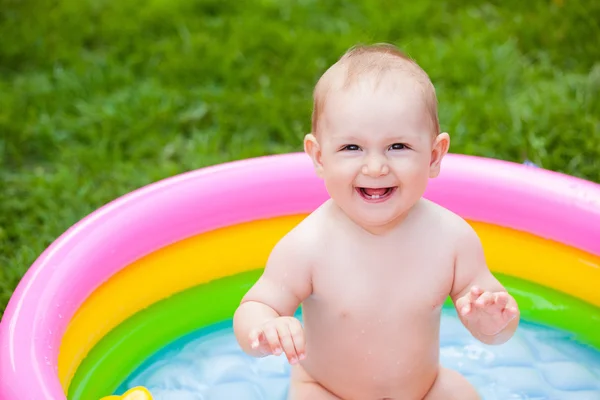Ritratto di un bambino in piscina in estate — Foto Stock