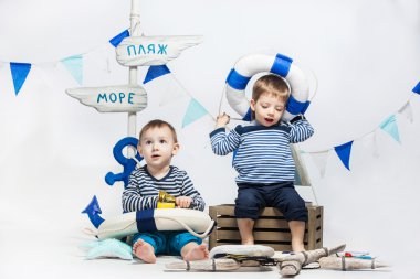 Denizciler, lifebuoys, beyaz çizgili elbise iki küçük çocuk 