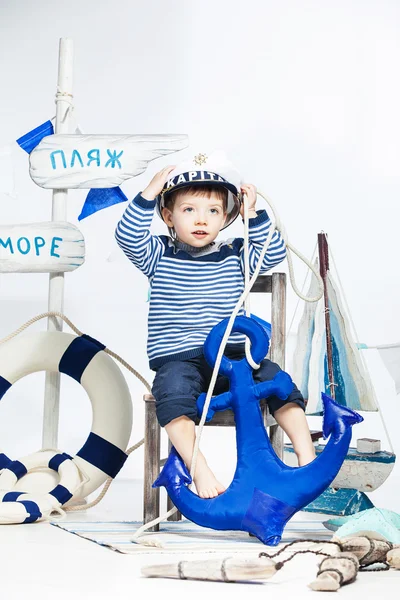Dva malí chlapci v pruhovaných šatech jako námořníci, záchranné kruhy, bílá — Stock fotografie