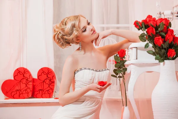 Beautiful portrait of a woman with blonde hair with an evening make-up . — Stock Photo, Image