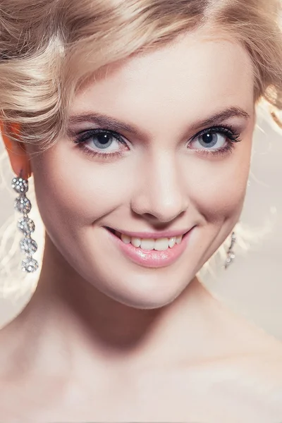 Hermoso retrato de una mujer con el pelo rubio con un maquillaje de noche  . — Foto de Stock