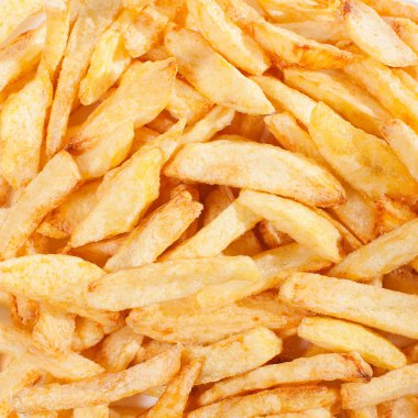 beyaz bir arka plan üzerinde evde pişmiş lezzetli patates kızartması bir sürü