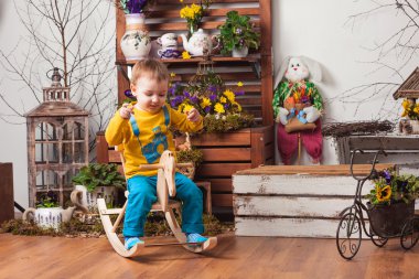 Sarı t-shirt bahar dekor arka planda Çocuklar , çiçek çayır .