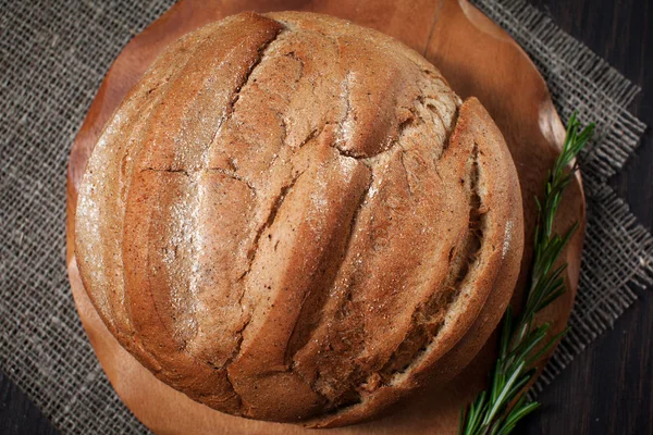 beyaz bir meme ve biberiye bir kesme tahtası üzerinde ev yapımı tereyağı ile ahşap bir arka plan üzerinde tereyağı ile taze ekmek