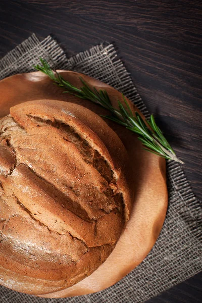 beyaz bir meme ve biberiye bir kesme tahtası üzerinde ev yapımı tereyağı ile ahşap bir arka plan üzerinde tereyağı ile taze ekmek