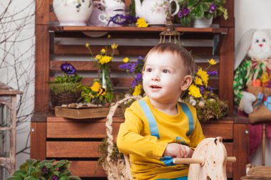 Sarı t-shirt bahar dekor arka planda Çocuklar , çiçek çayır .