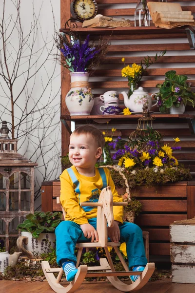 Niños en el fondo de la decoración de primavera en camisetas amarillas, prado de flores  . — Foto de Stock