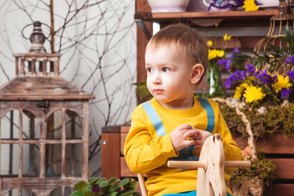 Niños en el fondo de la decoración de primavera en camisetas amarillas, prado de flores  . — Foto de Stock