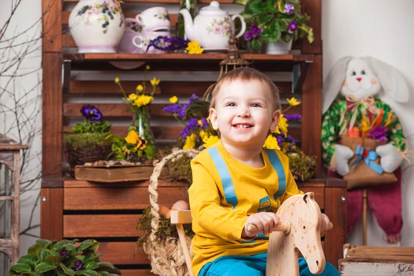 Niños en el fondo de la decoración de primavera en camisetas amarillas, prado de flores  . — Foto de Stock