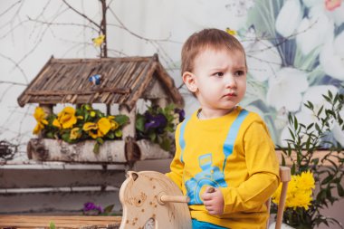 Sarı t-shirt bahar dekor arka planda Çocuklar , çiçek çayır .