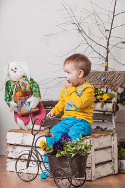 Sarı t-shirt bahar dekor arka planda Çocuklar , çiçek çayır .