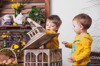 Sarı t-shirt bahar dekor arka planda Çocuklar , çiçek çayır .