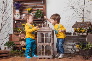 Sarı t-shirt bahar dekor arka planda Çocuklar , çiçek çayır .