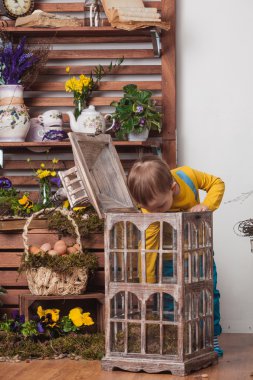 Sarı t-shirt bahar dekor arka planda Çocuklar , çiçek çayır .