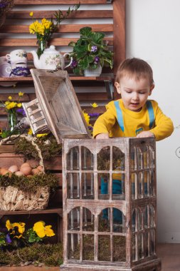 Sarı t-shirt bahar dekor arka planda Çocuklar , çiçek çayır .