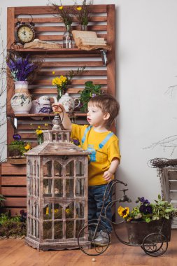 Sarı t-shirt bahar dekor arka planda Çocuklar , çiçek çayır .