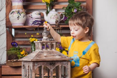 Sarı t-shirt bahar dekor arka planda Çocuklar , çiçek çayır .
