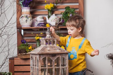 Sarı t-shirt bahar dekor arka planda Çocuklar , çiçek çayır .