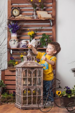 Sarı t-shirt bahar dekor arka planda Çocuklar , çiçek çayır .