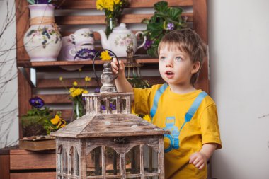 Sarı t-shirt bahar dekor arka planda Çocuklar , çiçek çayır .