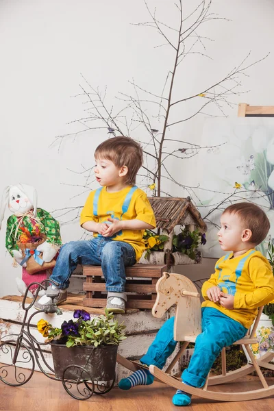 Crianças no fundo da decoração da primavera em camisetas amarelas, prado de flores  . — Fotografia de Stock