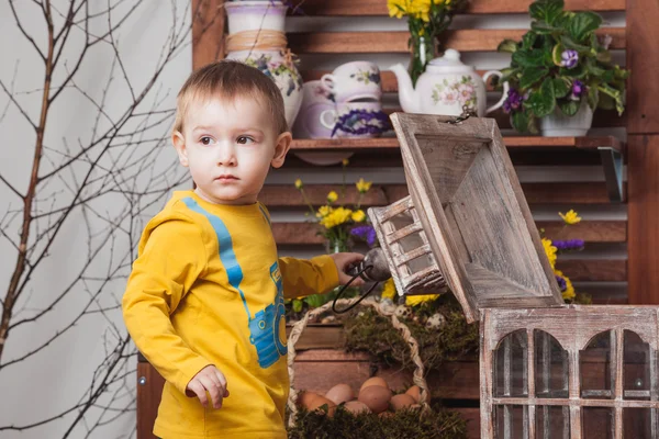 Děti na pozadí jarní výzdoby ve žlutých tričkách, květinové louce . — Stock fotografie