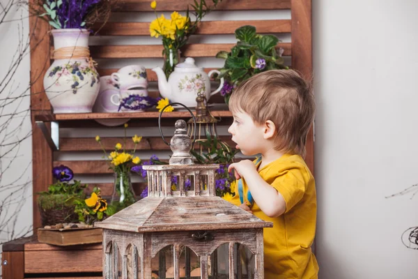 Sarı t-shirt bahar dekor arka planda Çocuklar , çiçek çayır .