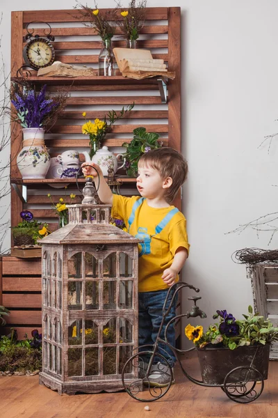 Sarı t-shirt bahar dekor arka planda Çocuklar , çiçek çayır .