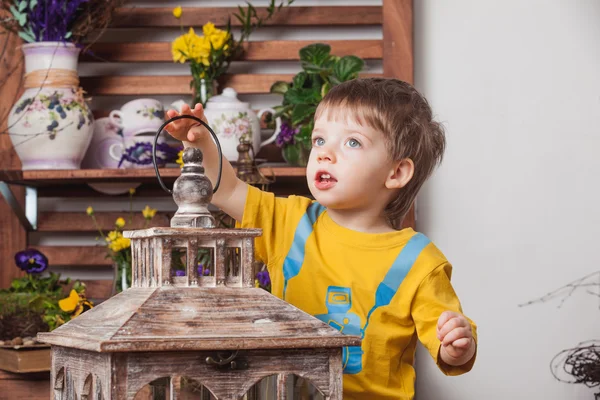 Anak-anak dengan latar belakang dekorasi musim semi dengan kaos kuning, padang rumput bunga  . — Stok Foto