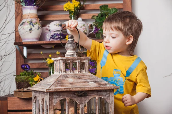 Anak-anak dengan latar belakang dekorasi musim semi dengan kaos kuning, padang rumput bunga  . — Stok Foto