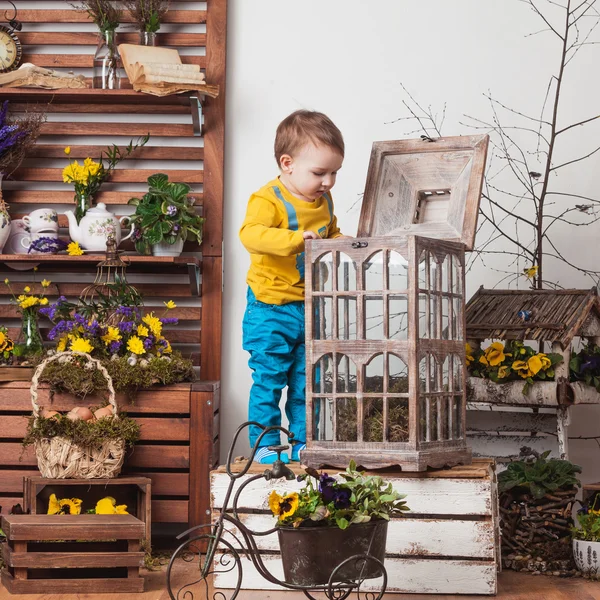 Niños en el fondo de la decoración de primavera en camisetas amarillas, prado de flores  . — Foto de Stock