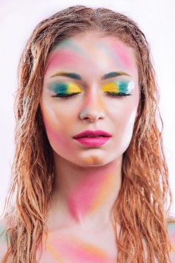 yaratıcı makyaj sanatı ile güzel bir model . Izole beyaz bir arka plan üzerinde stüdyoda fotoğraflandı. Güzellik kadın portre .