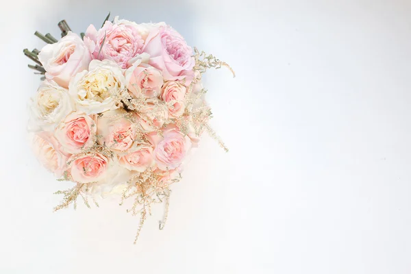 Bouquet da sposa di fiori su sfondo bianco — Foto Stock