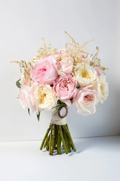 Bouquet da sposa di fiori su sfondo bianco — Foto Stock