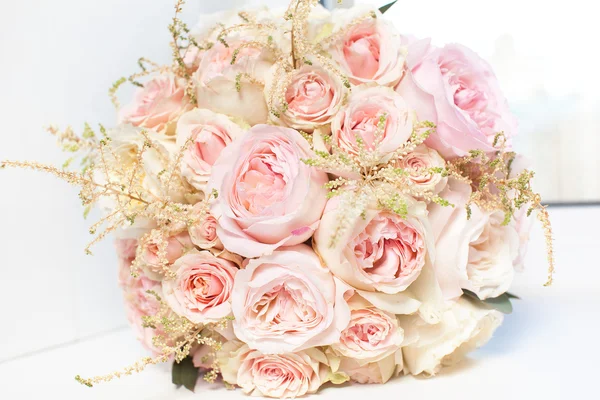 Svatební kytice květů na bílém pozadí — Stock fotografie