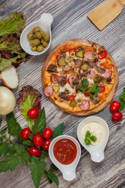  mantar ve biber, domates pizza