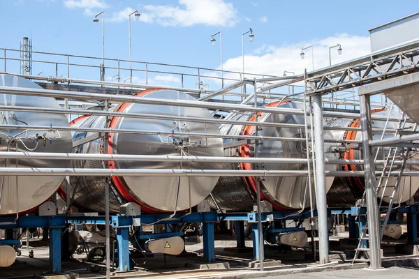 Industriområde, stål rörledningar, ventiler, kablar och gångvägar — Stockfoto