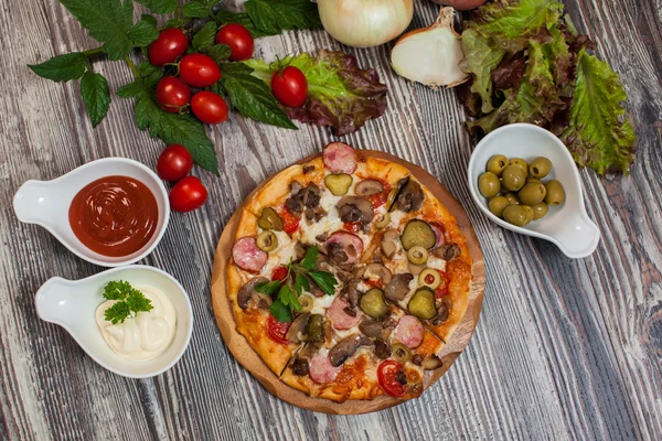 Pizza con funghi e salame piccante, pomodori — Foto Stock