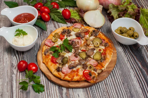  mantar ve biber, domates pizza