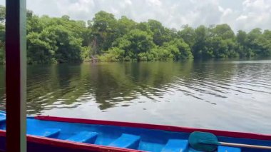 La Caimanera, Coveas 'da mangrov sularında yüzen mavi kanonun yatay görüntüsü