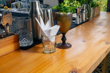 Açık havada kokteyl, nane garnitür, peçete ve barmenlik aletleri ile tezgah.