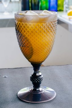 Tezgahta buzlu kehribar içkisi olan desenli kadehler.