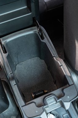 Dokulu yüzeyinde siyah şarj prizi olan boş araba merkezi konsolu