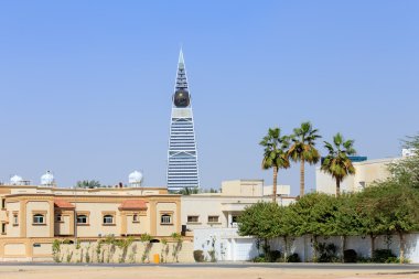 Al Faisaliyah kule Merkezi Riyad bazı palmiye ağaçları ile