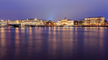 Saint Petersburg Hermitage Müzesi gece görünümü