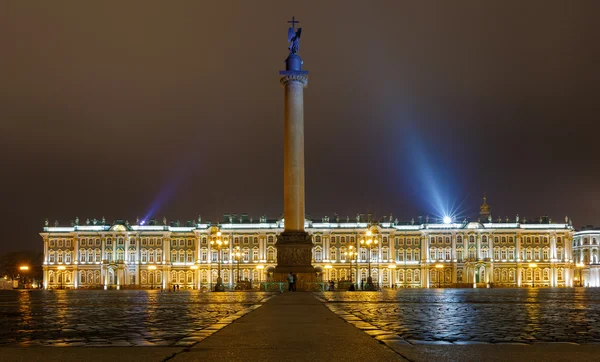 Alexandersäule am Palastplatz in der Nacht Stockbild